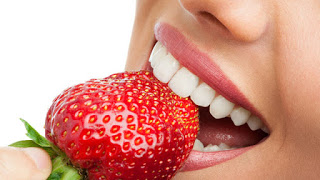 избелване на зъбите с ягоди